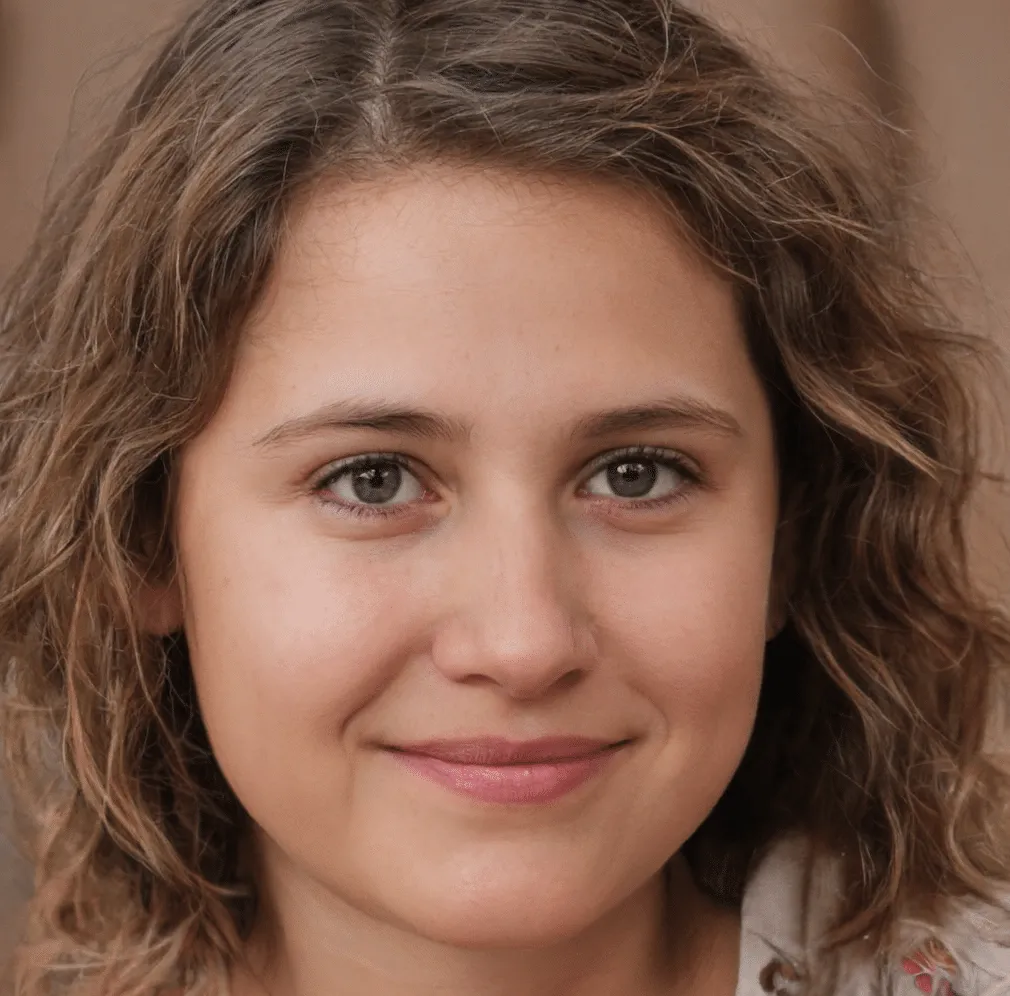 Portrait d'une jeune femme souriante avec les cheveux bouclés.